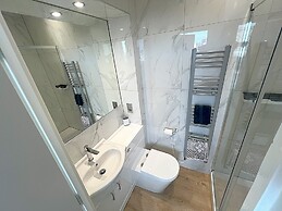 City Centre - Sleeps 4 & Free Parking