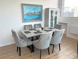 City Centre - Sleeps 4 & Free Parking