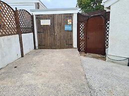 Unique 2-bed Cabin in Llanelli