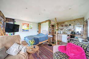 Unique 2-bed Cabin in Llanelli