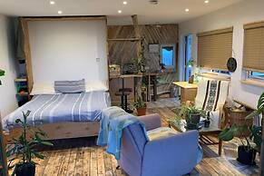 Unique 2-bed Cabin in Llanelli