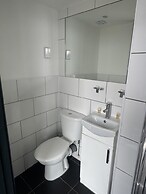 Studio - Sleeps 2 - Parking - Wifi