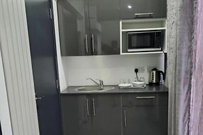 1 Bed Flat - Sleeps 2 - Parking - Balcony - Wifi