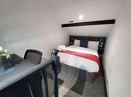 1 Bed Flat - Sleeps 2 - Parking - Balcony - Wifi