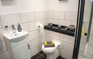 1 Bed Flat - Sleeps 2 - Parking - Balcony - Wifi