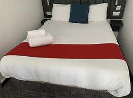 1 Bed Flat - Sleeps 2 - Parking - Balcony - Wifi