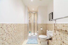 Top-rated Penthouse - King Size Bed & Free Parking