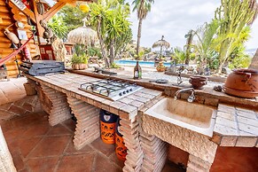 Luxurious Private Cabin Pool Hottub & Fireplace