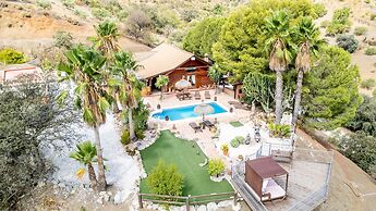 Luxurious Private Cabin Pool Hottub & Fireplace