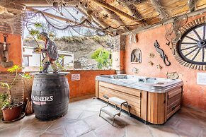 Luxurious Private Cabin Pool Hottub & Fireplace