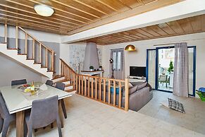 Poolside Cottage in Panormo