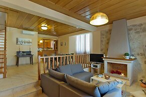 Poolside Cottage in Panormo