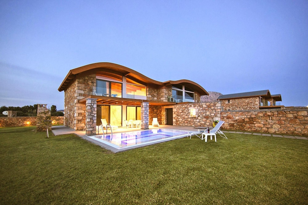 Semi-detached House With Private Pool