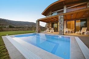 Semi-detached House With Private Pool