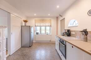 Reetgedecktes Ferienhaus mit Kachelofen