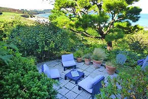 Cottage in Locquirec With Beach Access