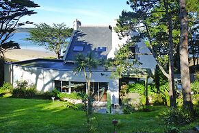 Cottage in Locquirec With Beach Access