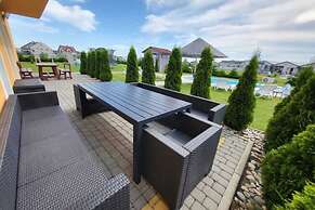 Comfortable Ground Floor Apartment, Summer Pool
