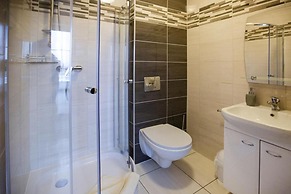 Comfortable Ground Floor Apartment, Summer Pool