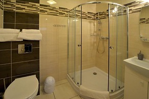 Comfortable Ground Floor Apartment, Summer Pool