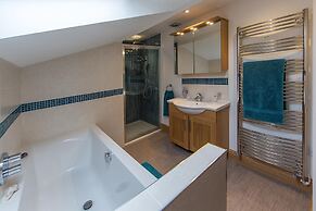 Stunningviews-privacy-hiking-sleeps8-wifi