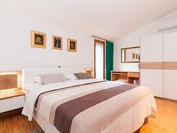 Villa in Rovanjska With Pool & Sea Views