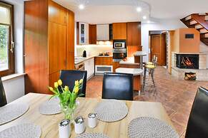 Comfortable, Large Holiday Home With a Garden