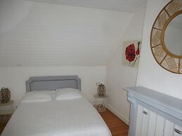 Charming Sea View Stay, 50m Close
