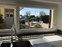 Charming Sea View Stay, 50m Close