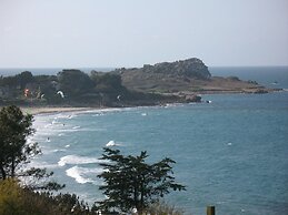 Charming Sea View Stay, 50m Close