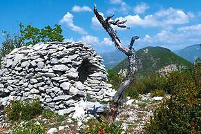 Charming Stone Cottage, Savoillans