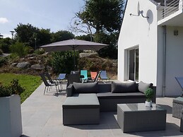 Comfortable Holiday Home With Partial sea Views, Douarnenez-treboul