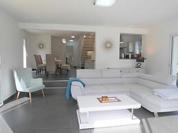 Comfortable Holiday Home With Partial sea Views, Douarnenez-treboul