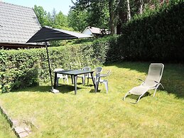 Cottage Overlooking the Lake, Insko