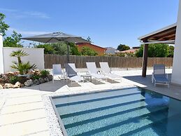 Nice Apartment With Pool