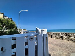 Apartment in Arromanches Near Sandy Beach