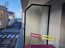 Comfortable Apartment, 50 m Sandy Beach