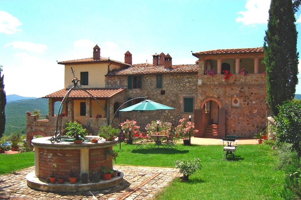 Country House in Chiusdino With Panoramic Views