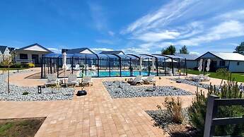 Holiday Homes With Pool and Jacuzzi