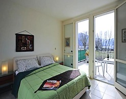 Modern Porlezza Apartment for 4