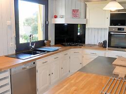 Holiday Home With Jacuzzi, Guisseny