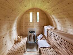 Spacious Holiday Homes With air Conditioning, Pool