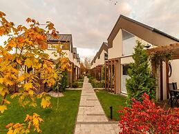 Spacious Holiday Homes With air Conditioning, Pool