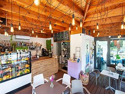 Spacious Holiday Homes With air Conditioning, Pool
