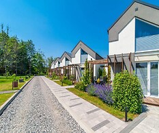 Spacious Holiday Homes With air Conditioning, Pool