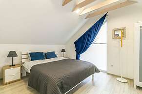 Spacious Holiday Homes With air Conditioning, Pool