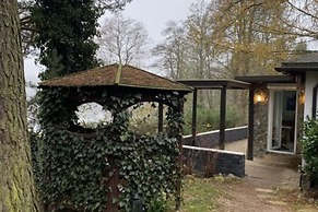 A Wonderful Holiday Home With Lake Access