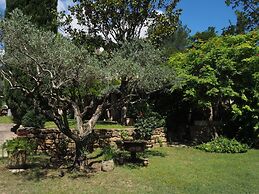 Stone House Near Chateauneuf-du-pape Vineyards
