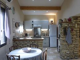 Stone House Near Chateauneuf-du-pape Vineyards