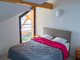 Cozy Group Stay With a Fireplace